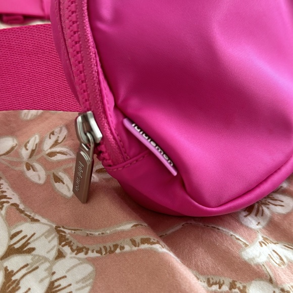 Lululemon Everywhere Belt Bag 1L Sonic Pink - Picture 6 of 6